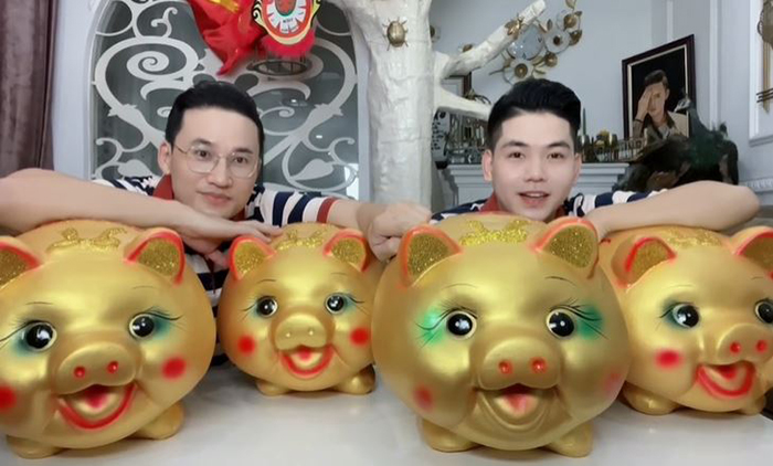 Hà Trí Quang và Thanh Đoàn chuẩn bị 4 chú heo vàng để tặng cho ba mẹ