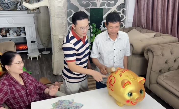 Ba mẹ Hà Trí Quang chọn 2 chú heo vàng