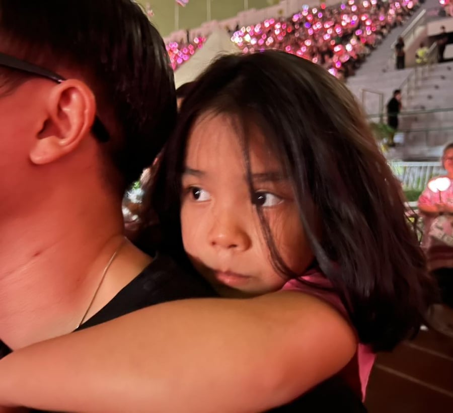 Bạn trai Phạm Quỳnh Anh đưa gia đình người yêu sang Thái Lan xem concert BLACKPINK, lộ khoảnh khắc cõng con gái riêng của nữ ca sĩ