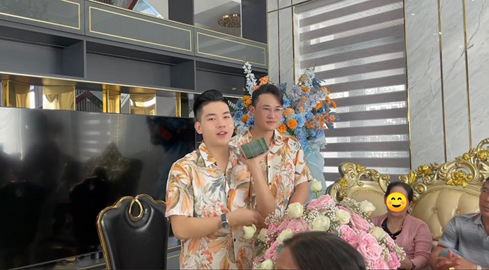 Thanh Đoàn lì xì người thân bên ngoại mỗi người 100 triệu đồng do số lượng ít, còn bên ngoài đông hơn thì mỗi người 50 triệu đồng