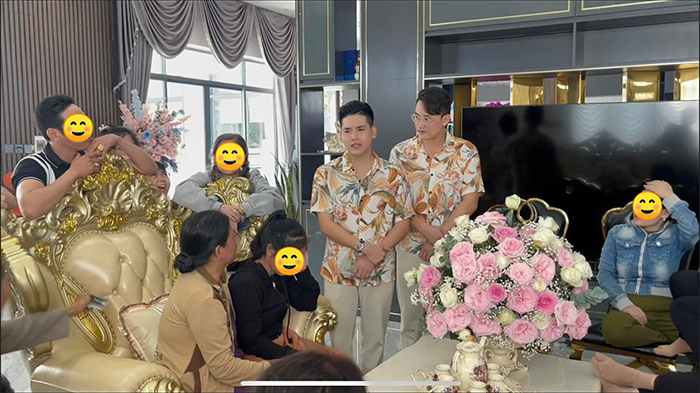Thanh Đoàn và Hà Trí Quang lì xì tết người thân ở quê Đồng Tháp