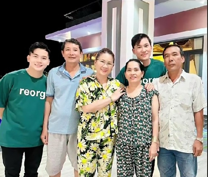 Hà Trí Quang và Thanh Đoàn chụp ảnh cùng bố mẹ 2 bên