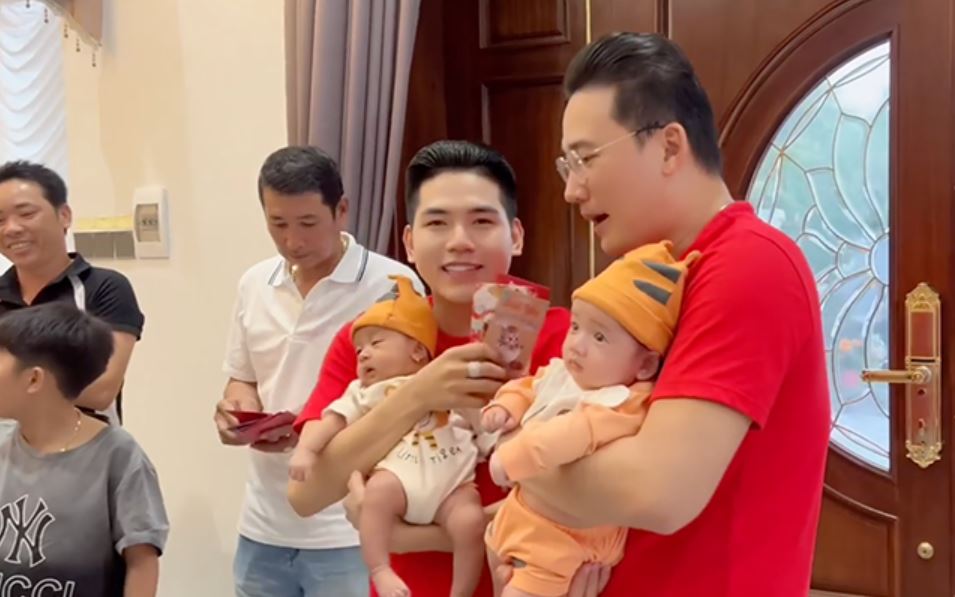 Cặp đôi bế đôi song sinh đầu lòng nhận lì xì từ người thân