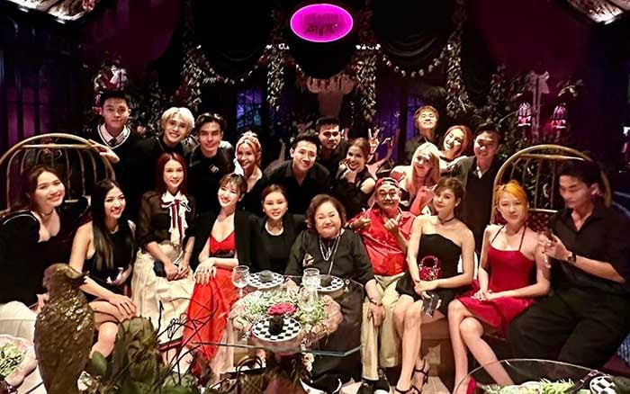 Hari Won nổi bần bật với chiếc váy đỏ trong sinh nhật tuổi 36 của Trấn Thành ít ngày trước