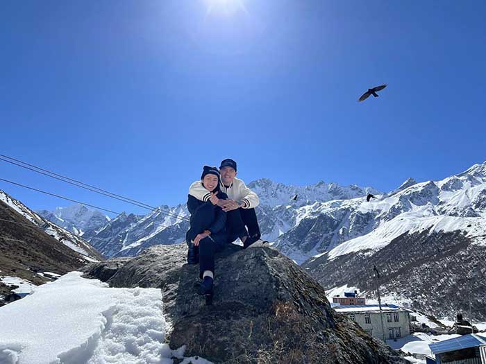 Vợ chồng Công Vinh - Thủy Tiên check-in sang chảnh tại núi tuyết, du lịch bằng trực thăng hơn chục triệu đồng? - ảnh 3