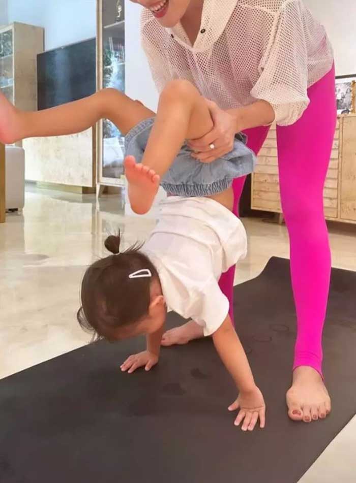 Ái nữ của Hồ Ngọc Hà mới 2 tuổi đã tập yoga uốn dẻo thành thục, có tương lai nối nghiệp mẹ - ảnh 4