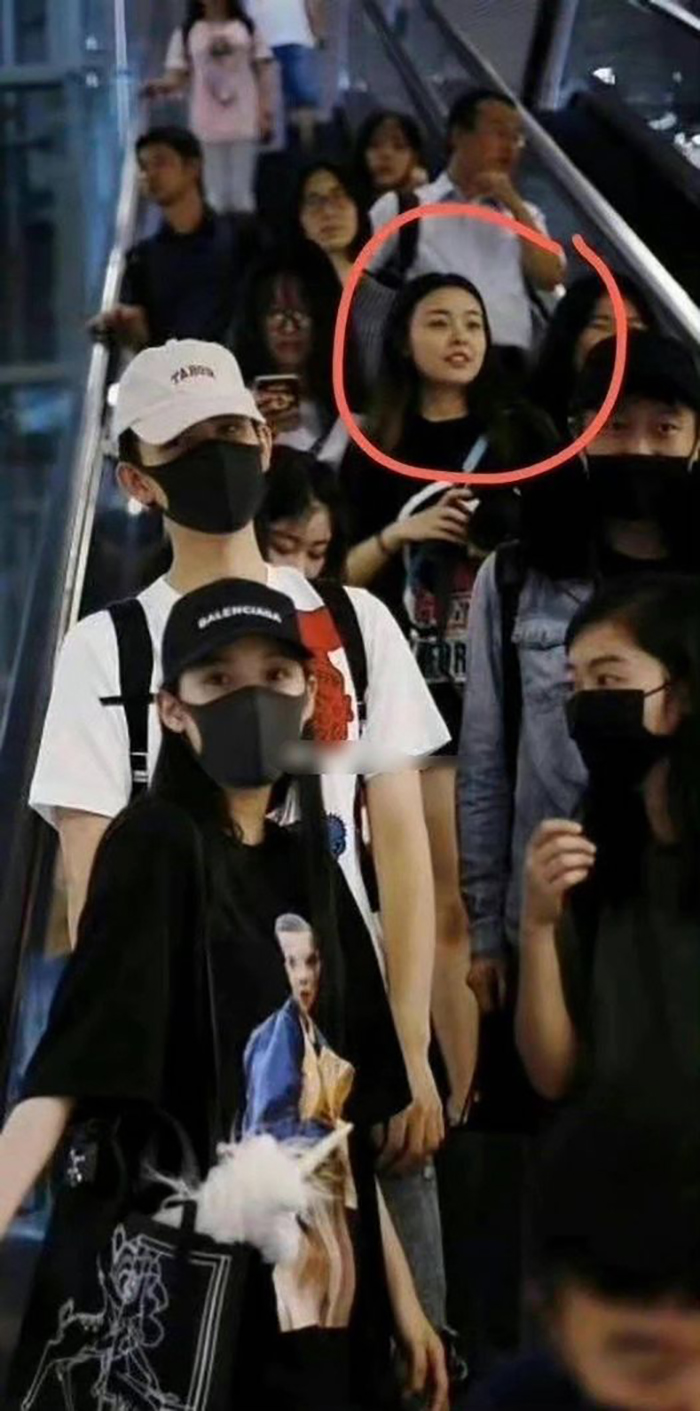 Netizen 'đào' ra ảnh cô gái từng đi sau Trần Phi Vũ ở sân bay