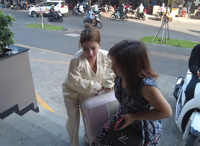 Quỳnh Trần JP quyết định 'dao kéo' ở tuổi U40 vì tự ti ngoại hình sau khi sinh con, được bà Nhân Vlog chăm sóc - ảnh 3