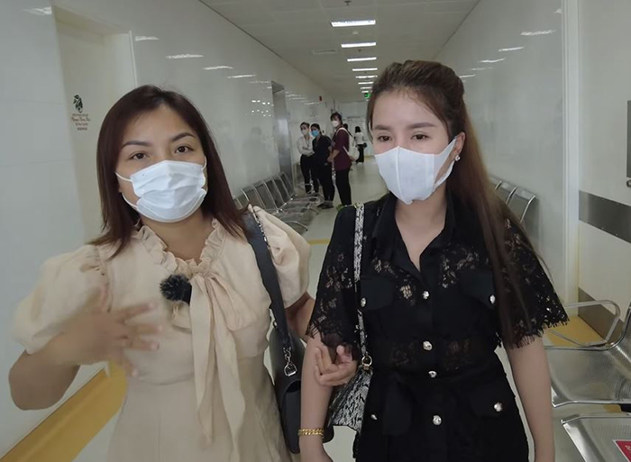 Bà Nhân Vlog ở cạnh Quỳnh Trần JP trước khi phẫu thuật