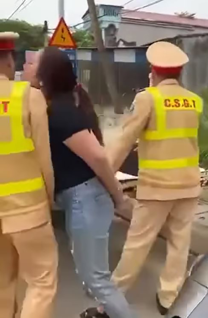 Người phụ nữ liên tục huýt vào người CSGT và có hành động cưỡng hôn