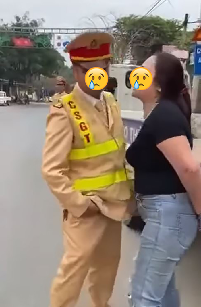 Xôn xao đoạn clip người phụ nữ bị còng tay nhất quyết đòi cưỡng hôn CSGT ở Thanh Hóa, cơ quan chức năng vào cuộc - ảnh 4