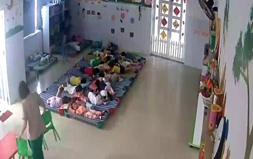 Hình ảnh trích xuất từ camera cho thấy thời điểm xảy ra vụ việc, bé N. vẫn nằm ngủ cùng các bạn trong lớp