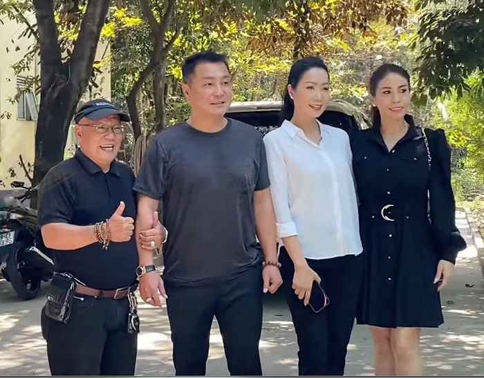 Lý Hùng, Trịnh Kim Chi bị 'ném đá' vì mỉm cười chụp hình tại tang lễ của cố nghệ sĩ Thiên Kim!