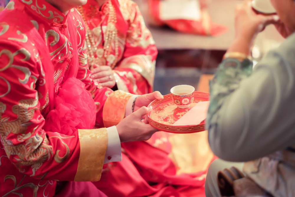 Chuyến kết hôn dần trở thành vấn đề nan giải đối với người trẻ ở Trung Quốc và gia đình họ