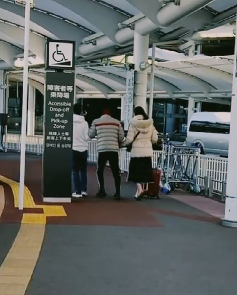 Bước đi khập khiễng của Công Lý được một người qua đường tại Nhật ghi lại
