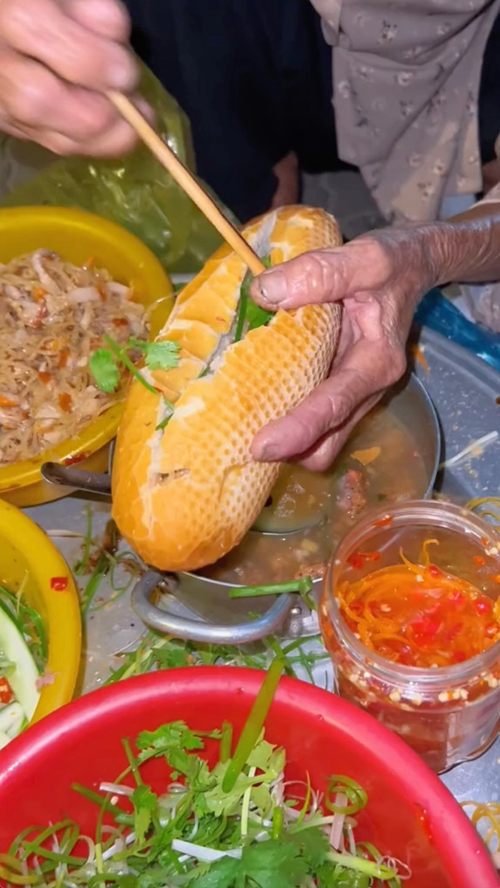 Cụ bà 86 tuổi bán 'bánh mì rẻ nhất Việt Nam' chỉ 5 nghìn, mua nhiều không bán vì dành phần cho công nhân nghèo - ảnh 3
