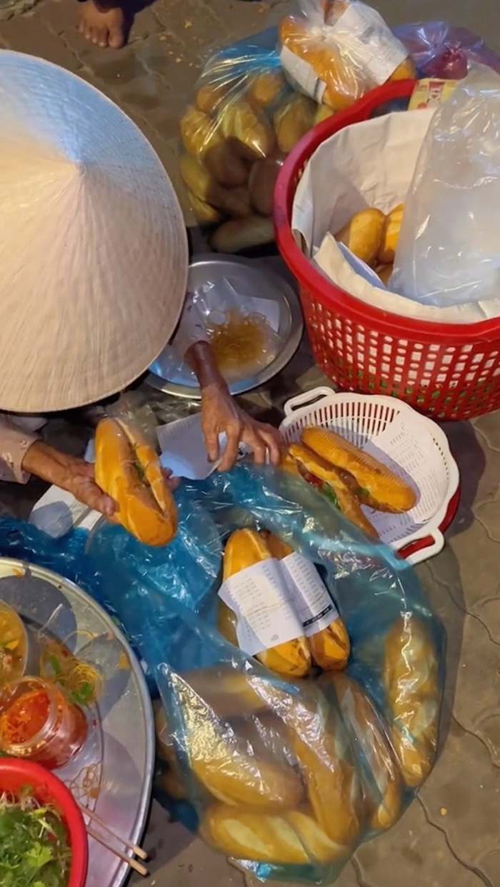 Ổ bánh mì 5 nghìn đồng đầy ụ đồ ăn được bà cụ chuẩn bị cho công nhân nghèo