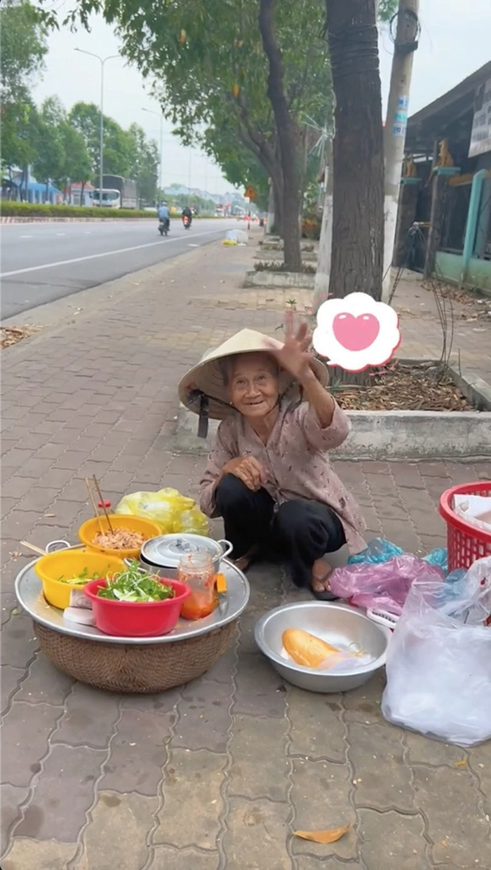 Cụ bà gây xôn xao 'tóp tóp' thời gian qua với ổ bánh mì được xem là rẻ nhất Việt Nam chỉ có giá 5 nghìn đồng