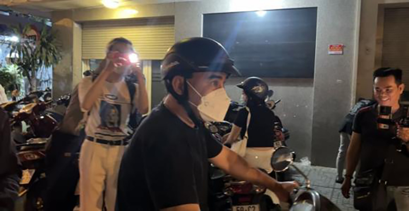 MC Quyền Linh đi xe máy đến tang lễ cố NS Vũ Linh, người dân xếp hàng dài chờ viếng - ảnh 6