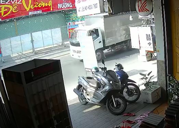 Camera nhà dân ghi lại cảnh chiếc xe tải va chạy tới và xe gắn máy của cô gái bị văng ra. Người dân cho rằng phương tiện này đã gây ra vụ tai nạn