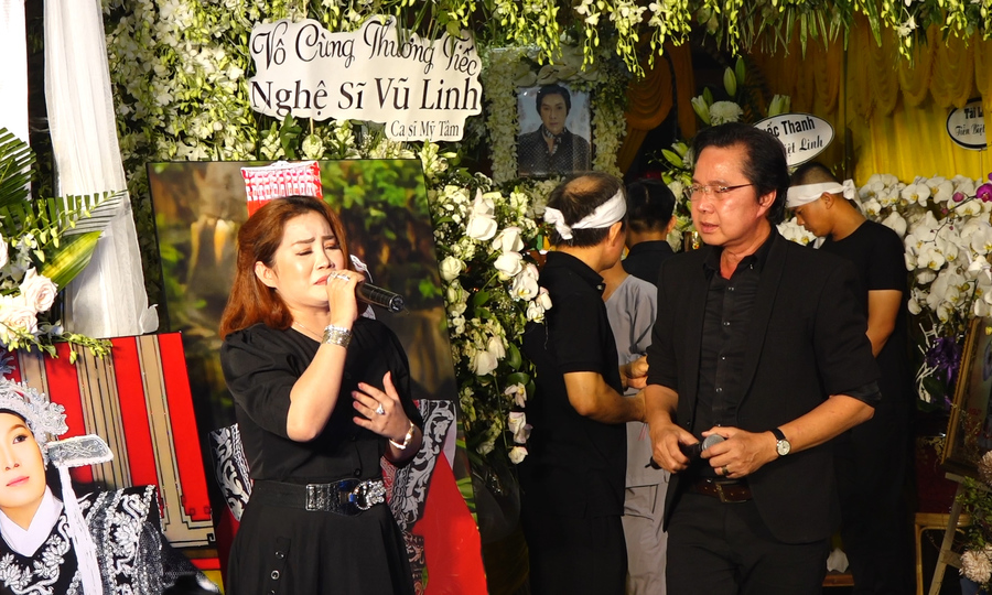 Tang lễ của cố NS Vũ Linh có rất đông nghệ sĩ đến viếng