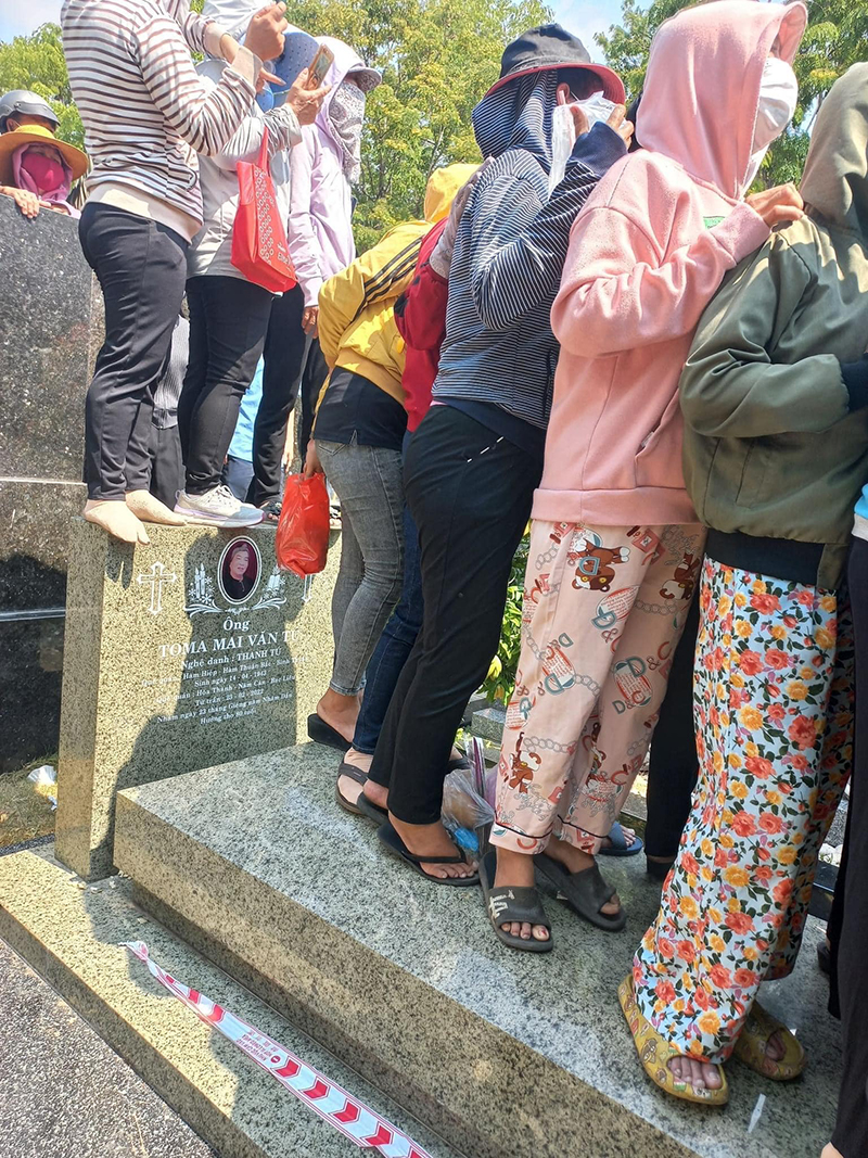 Người dân giẫ.m đ.ạp bia mộ xem tang lễ cố NS Vũ Linh: 'Khán giả vô văn hóa như vậy, nghệ sĩ không cần' - ảnh 5