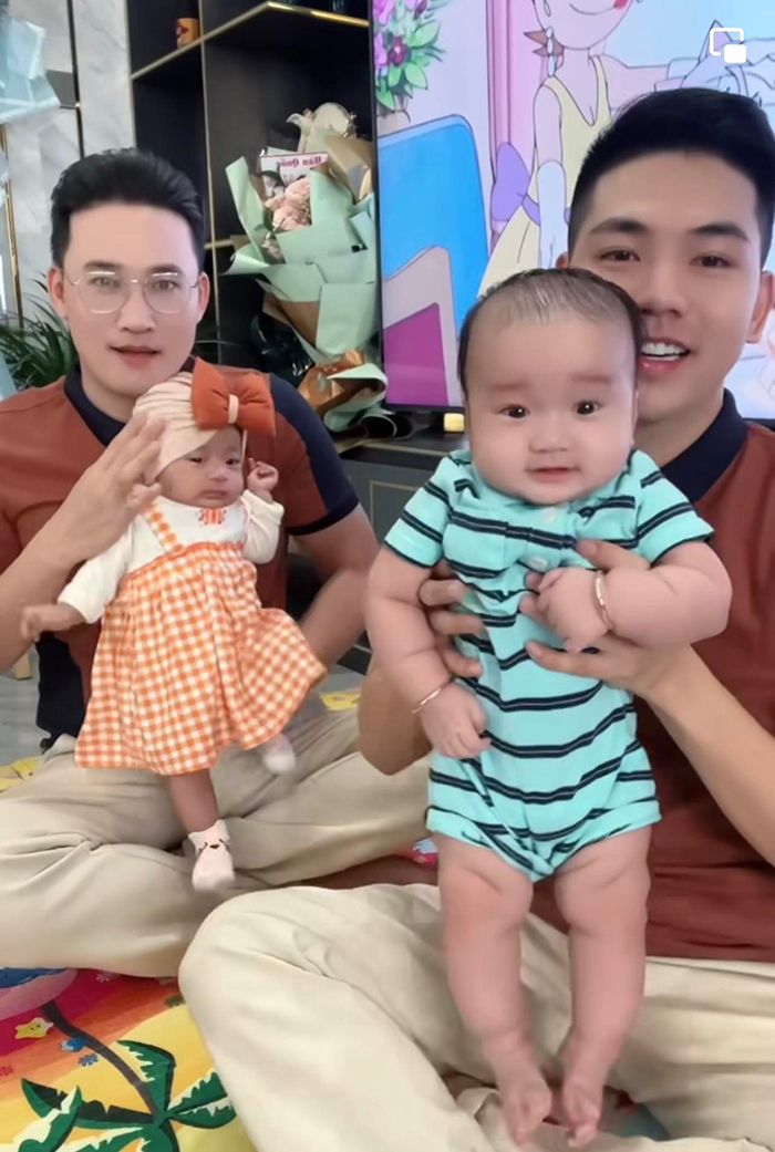 Đôi song sinh 3 tháng tuổi của Hà Trí Quang và Thanh Đoàn ngày càng lộ đường nét giống hệt bố