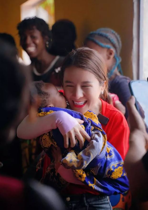 Quang Linh Vlog từng nói một câu gây sốc về tính cách 'sống ảo' của Bà Nhân Vlog khi sang châu Phi làm từ thiện - ảnh 6