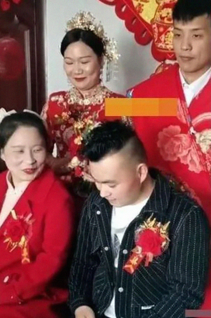 Hình ảnh bố mẹ vợ chụp cùng 2 con trong đám cưới khiến dân tình ngỡ ngàng 