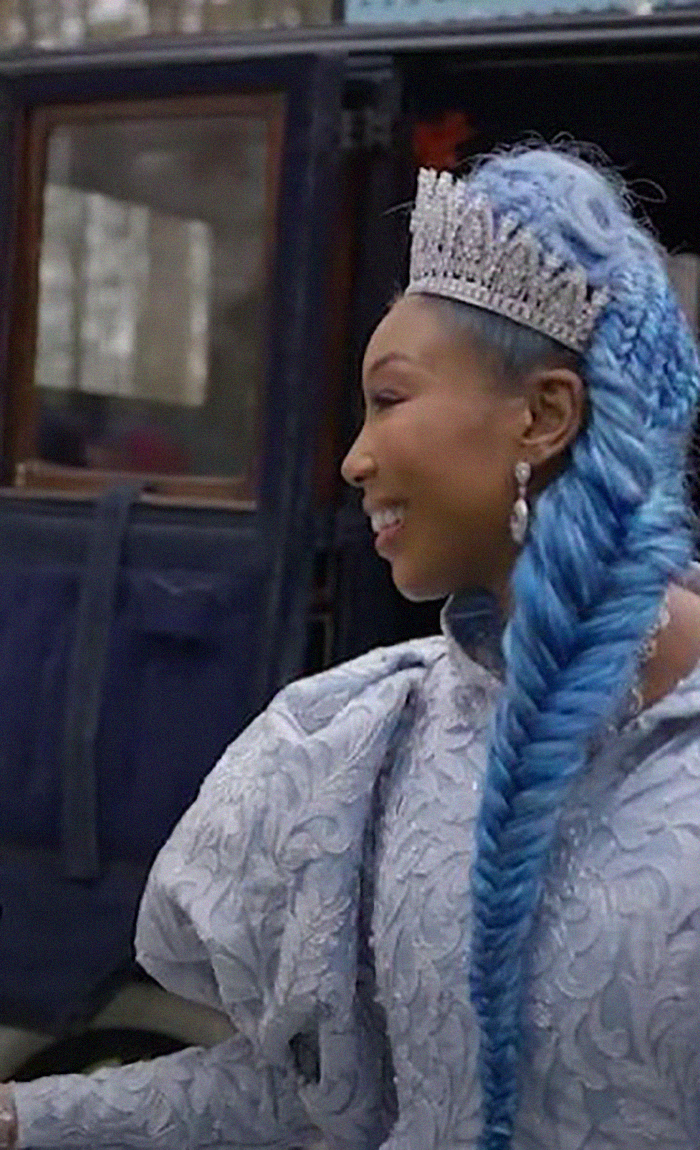 Sốc với tạo hình mới công chúa Lọ Lem tóc xanh khiến netizen 'khóc thét' - ảnh 2