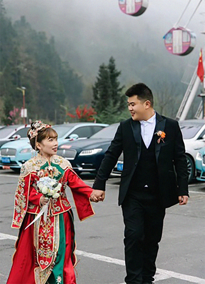 Cô dâu Tinh Nguyệt chỉ cao 1,3 m kết hôn với bạn thân thơ ấu