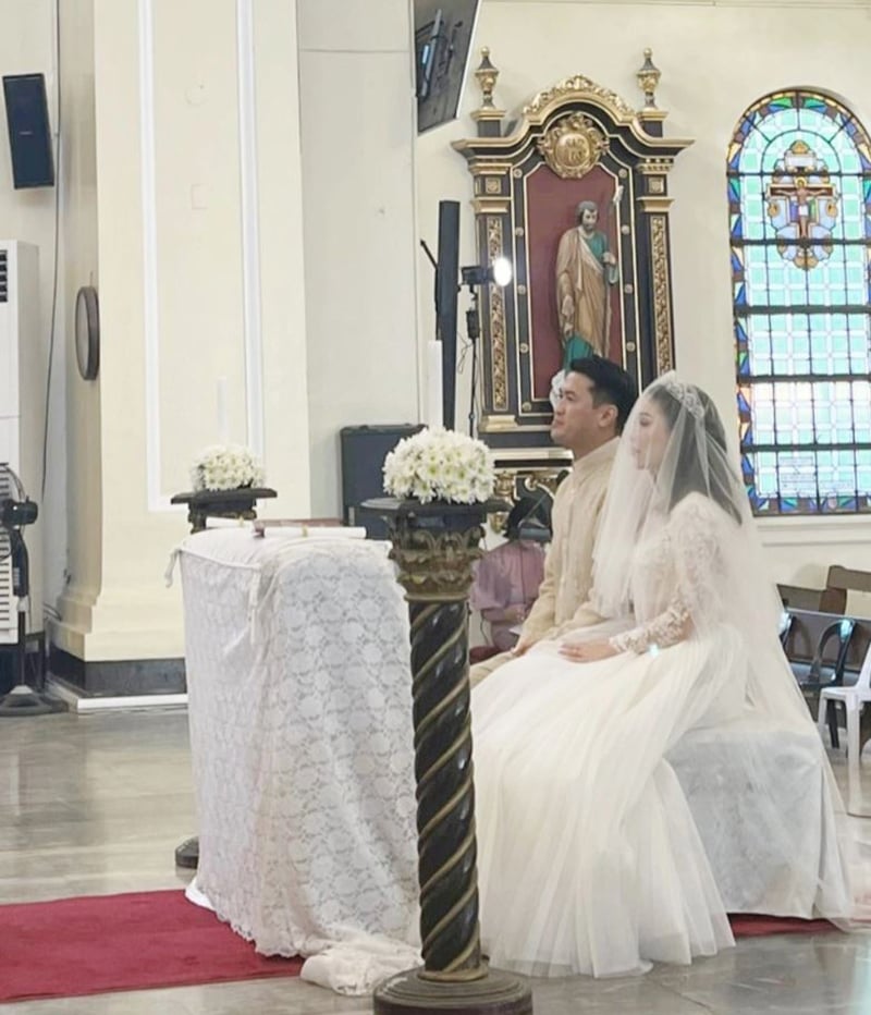 Khung cảnh đám cưới Linh Rin - Phillip Nguyễn trong nhà thờ ở Philippines