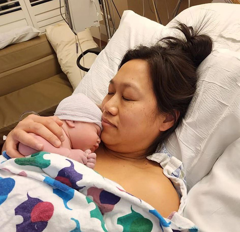 Mark Zuckerberg khoe ảnh con gái thứ 3 vừa chào đời