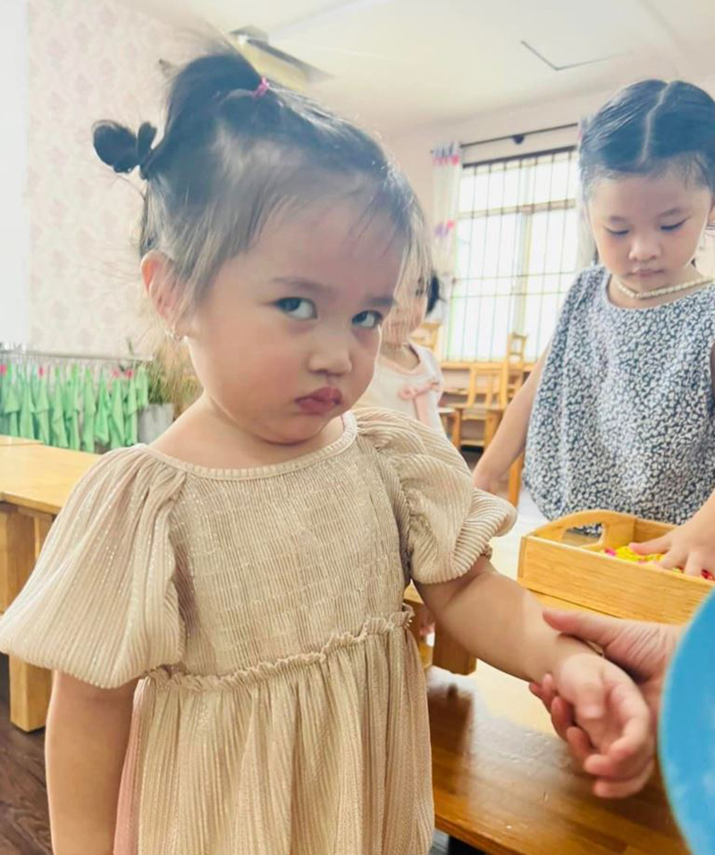 Con gái Lê Dương Bảo Lâm 3 tuổi thừa hưởng quả môi 'uất hận' hệt bố, đi đâu cũng ra dáng chị đại - ảnh 8