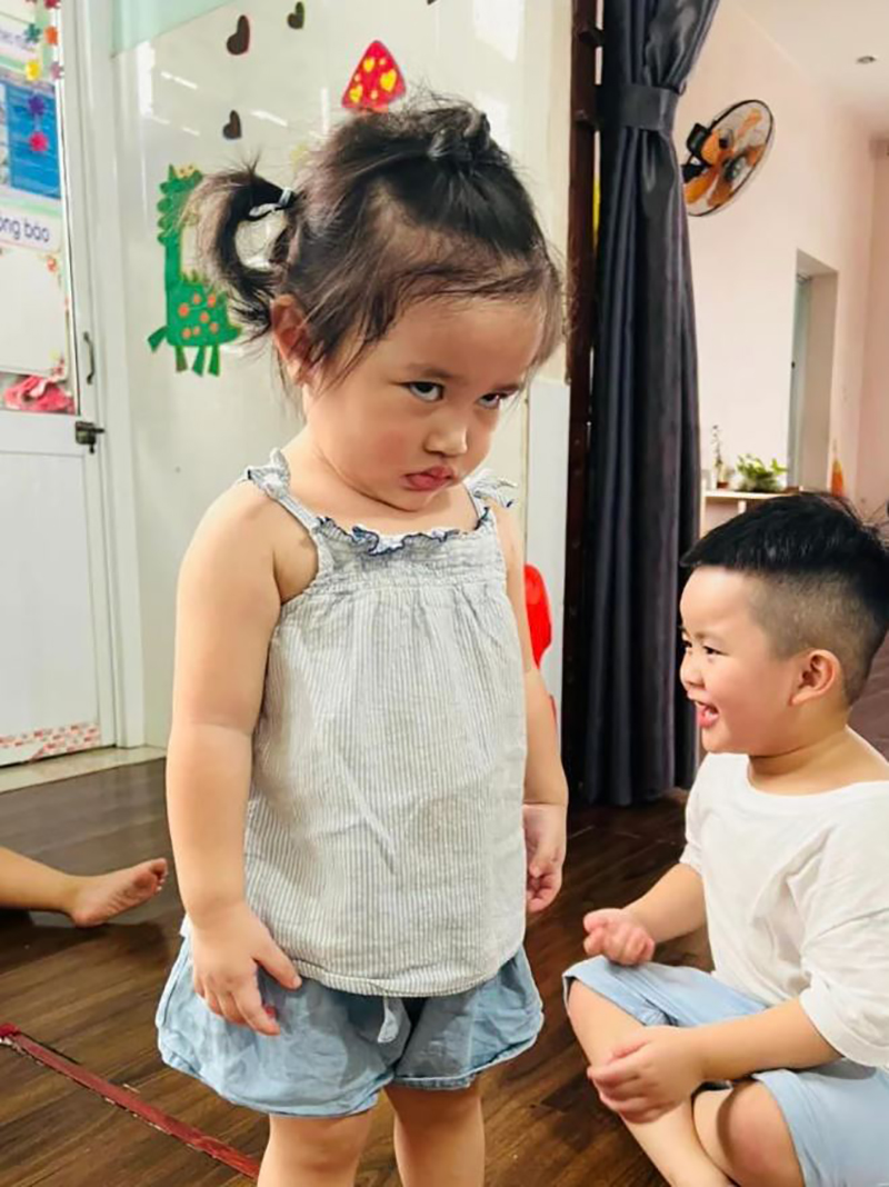 Con gái Lê Dương Bảo Lâm 3 tuổi thừa hưởng quả môi 'uất hận' hệt bố, đi đâu cũng ra dáng chị đại - ảnh 9