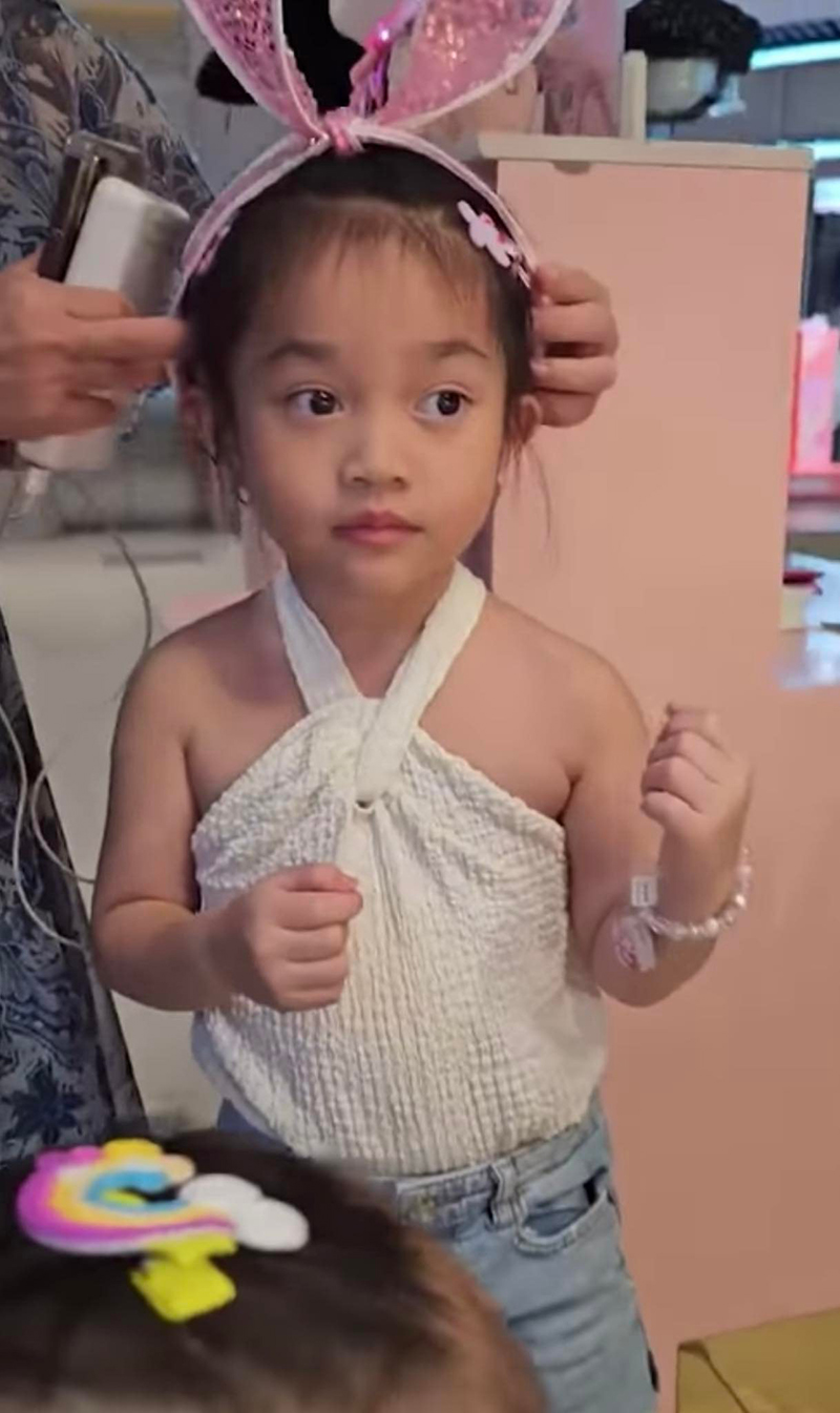 Con gái Lê Dương Bảo Lâm 3 tuổi thừa hưởng quả môi 'uất hận' hệt bố, đi đâu cũng ra dáng chị đại - ảnh 6