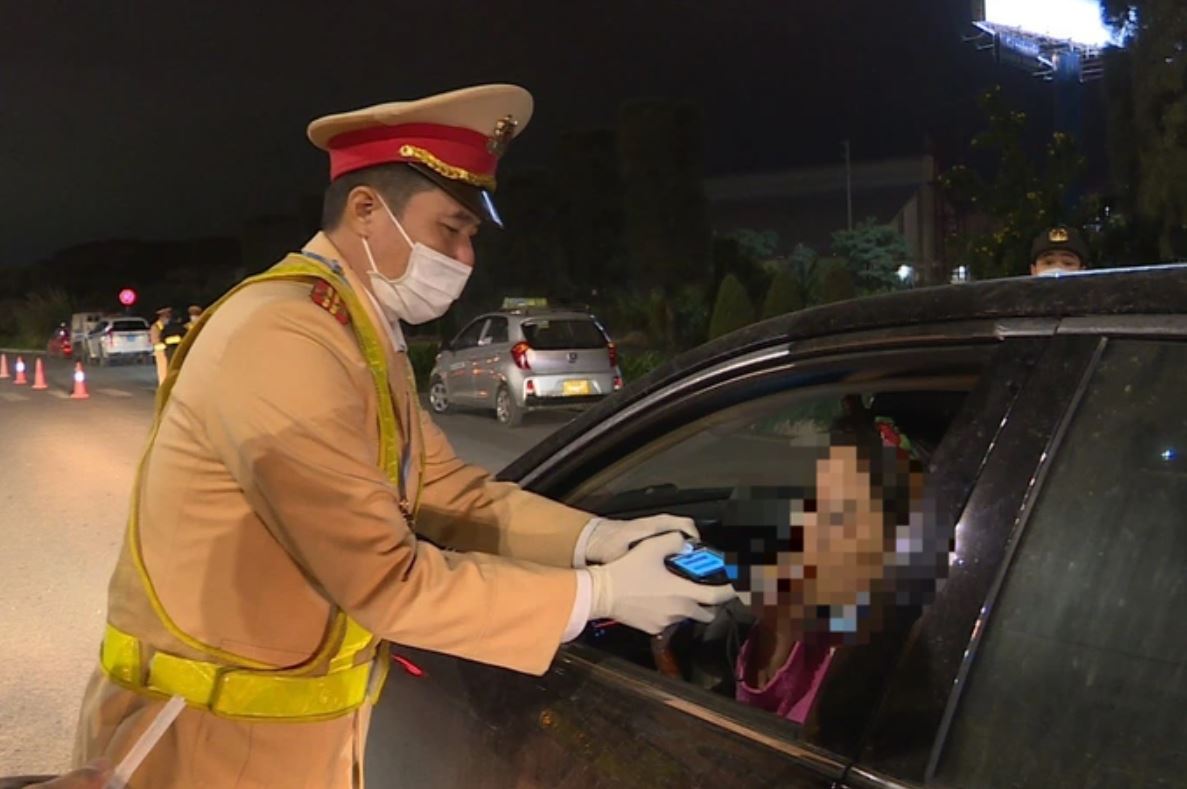 Nữ tài xế uống rượu điều khiển xe ô tô bị lực lượng cảnh sát giao thông kiểm tra nồng độ cồn