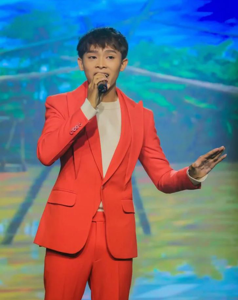Hồ Văn Cường được khán giả khen ngày càng tiến bộ trong giọng hát và cách trình diễn