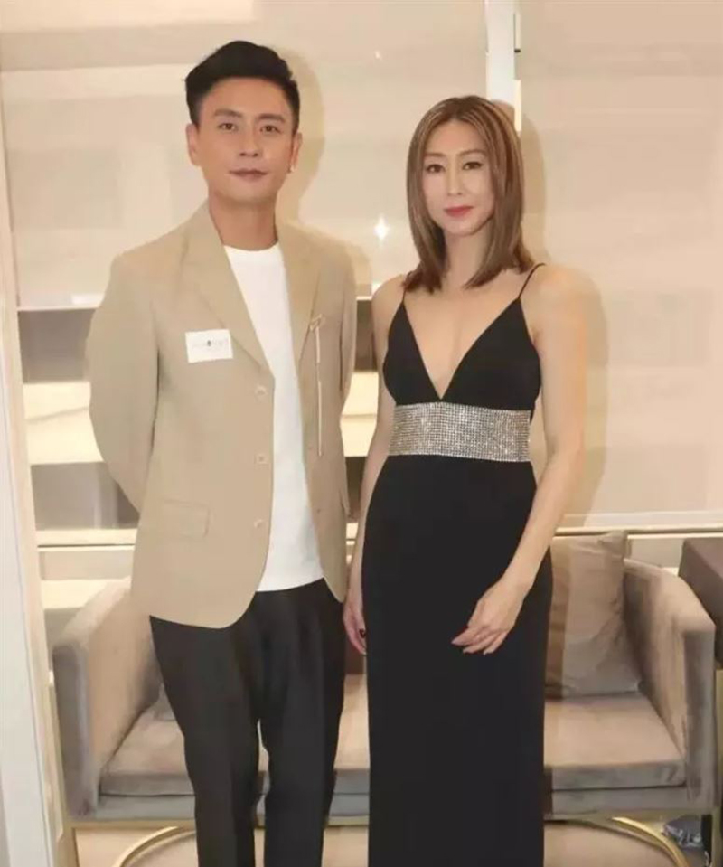 Hồ Định Hân diện bộ váy gợi cảm cùng Huỳnh Tông Trạch tham gia phỏng vấn