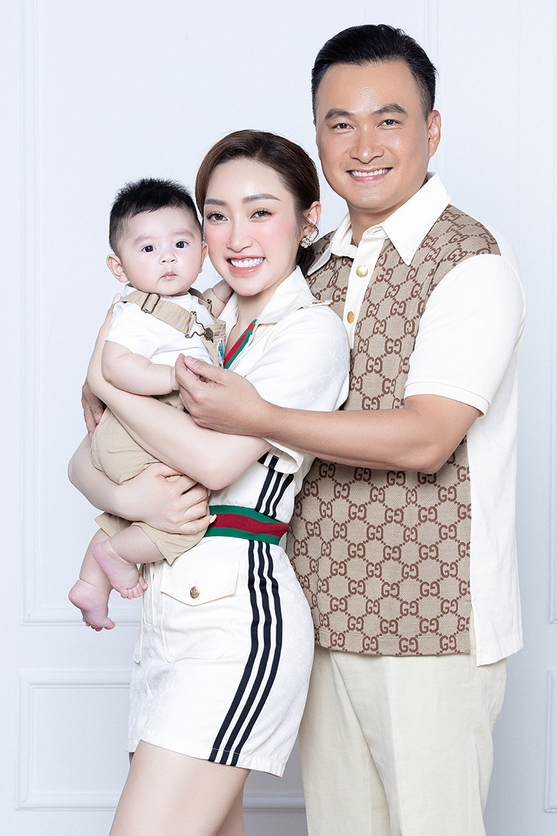 Gia đình hạnh phúc của Chi Bảo và Lý Thùy Chang bên cạnh con trai nhỏ