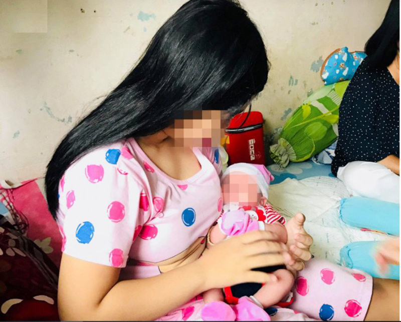 Bé gái 13 tuổi từ quê chuyển lên Bệnh viện Phụ sản Hà Nội đã được bác sĩ đỡ đẻ, em bé nặng 2,9 kg (Ảnh minh họa)