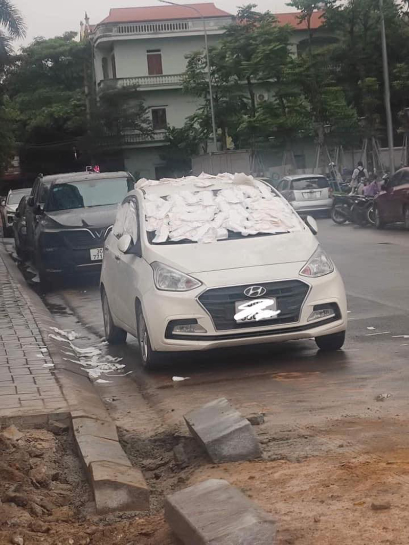 Chiếc ô tô bị 'chơi xấu' với đầy băng vệ sinh bên ngoài