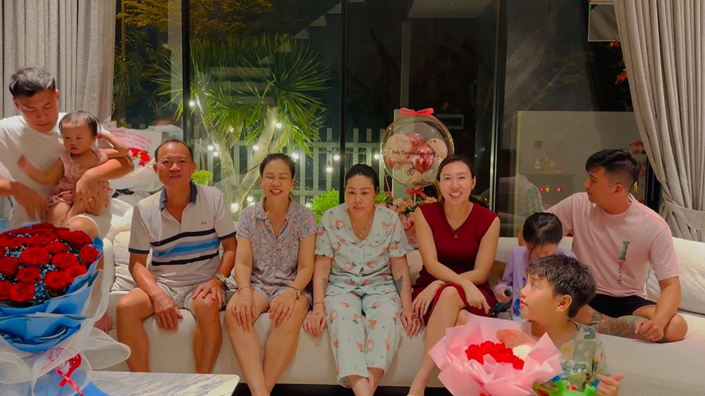 Đại gia đình Ninh Dương Lan Ngọc chúc mừng sinh nhật nữ diễn viên