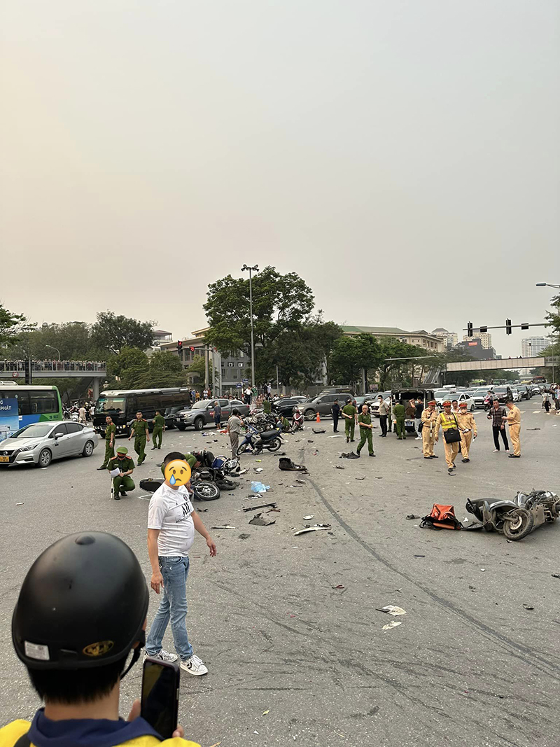Hà Nội: Ô tô 'điên' lao qua ngã tư, tông ngã hàng loạt xe máy - ảnh 4