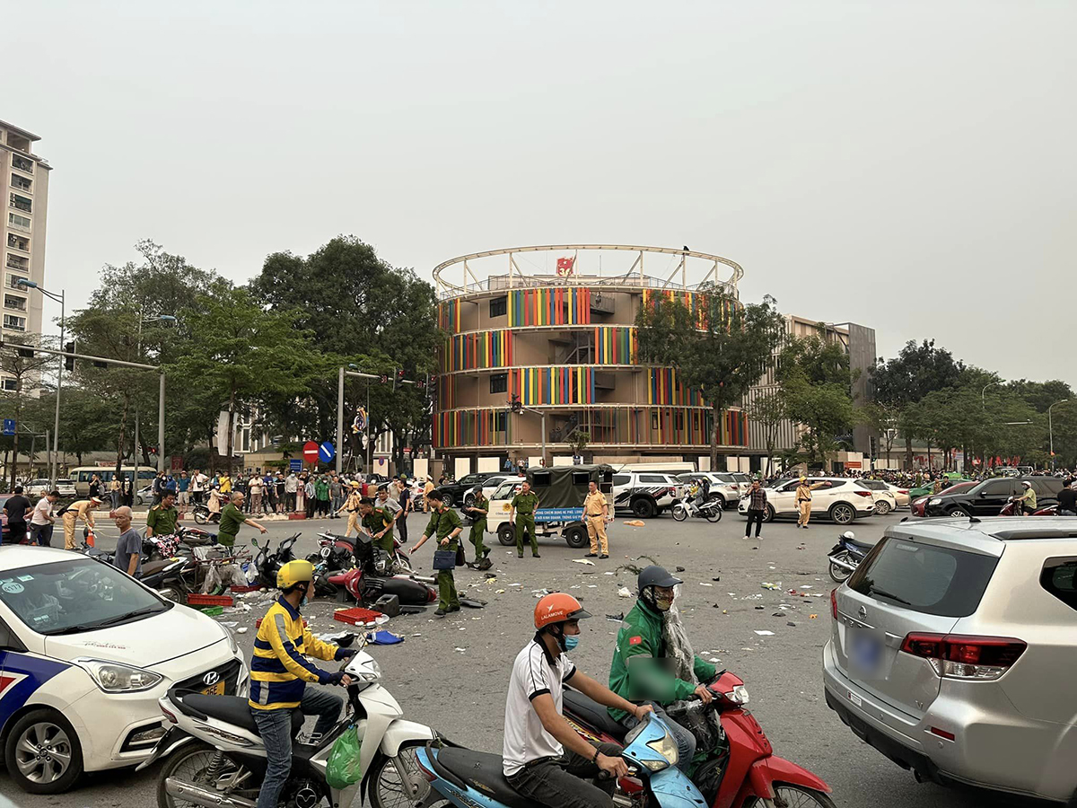 Hiện trường sau khi xảy ra vụ ô tô 'điên' tông vào loạt xe máy ở Hà Nội