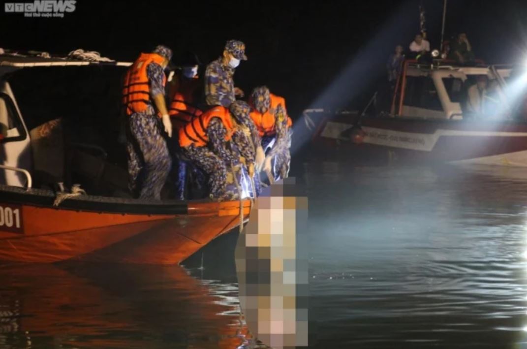 Tối ngày 5/4, lực lượng cứu hộ đã tìm thấy 2 trong 5 thi thể và đến rạng sáng ngày 6/4 thì tìm thêm được 1 thi thể nữa (Ảnh: VTC News)