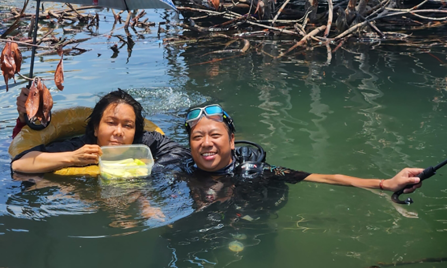Bác sĩ chấn đoán Việt Hương ngâm mình dưới nước quá lâu nên cơ thể nhiễm lạnh