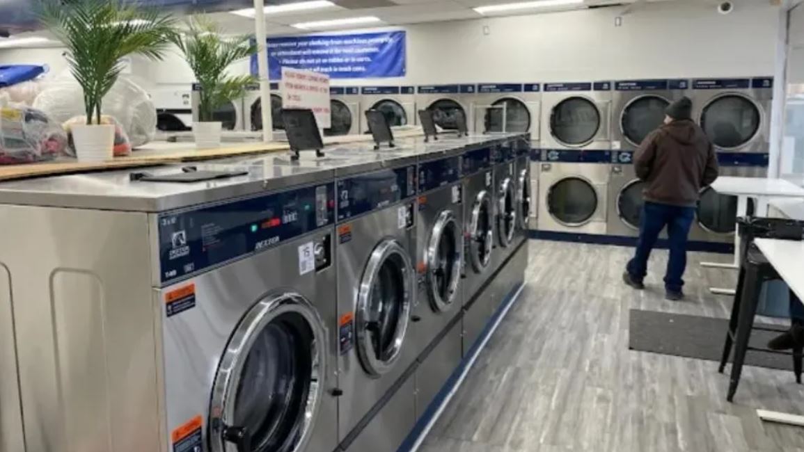 Hiện giờ, tiệm giặt là của Sanya đã có hơn 40 chiếc máy giặt hoạt động hết công suất cả ngày lẫn đêm