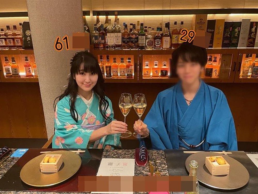 Cặp đôi quen biết nhau trong một dịp tình cờ khi ở quán cà phê tại Tokyo