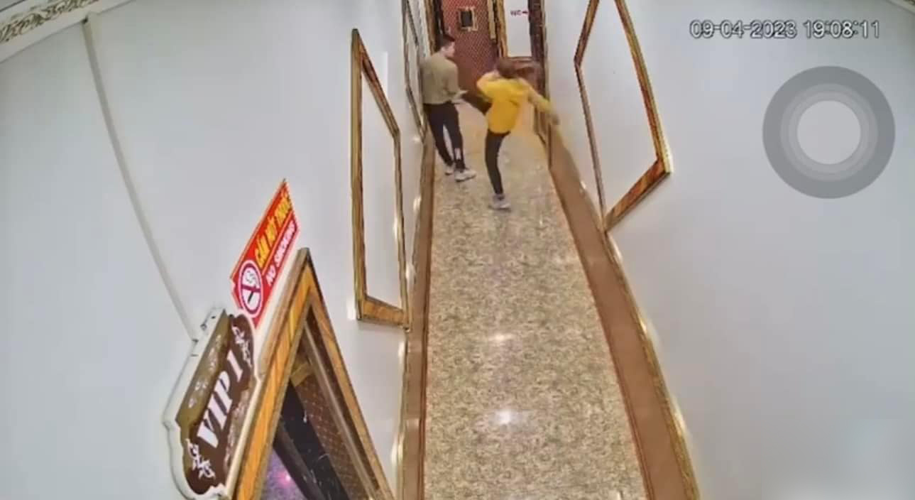 Người vợ đánh đấm túi bụi khi thấy chồng bước ra từ phòng VIP